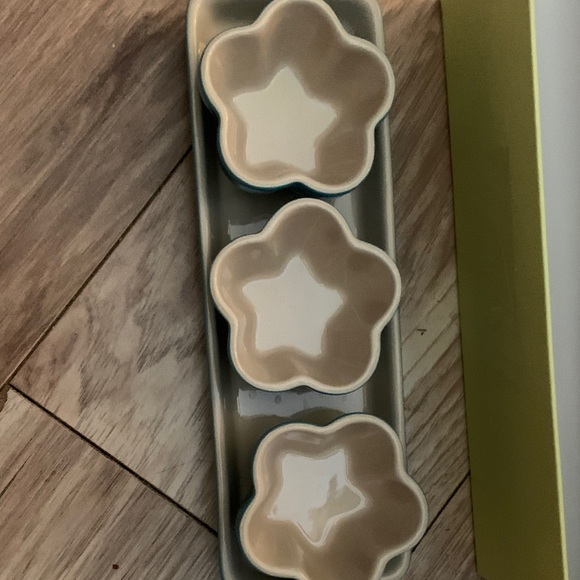 Le Creuset Blue Petite Ramekins with Tray Fleur Collection - Picture 4 of 10